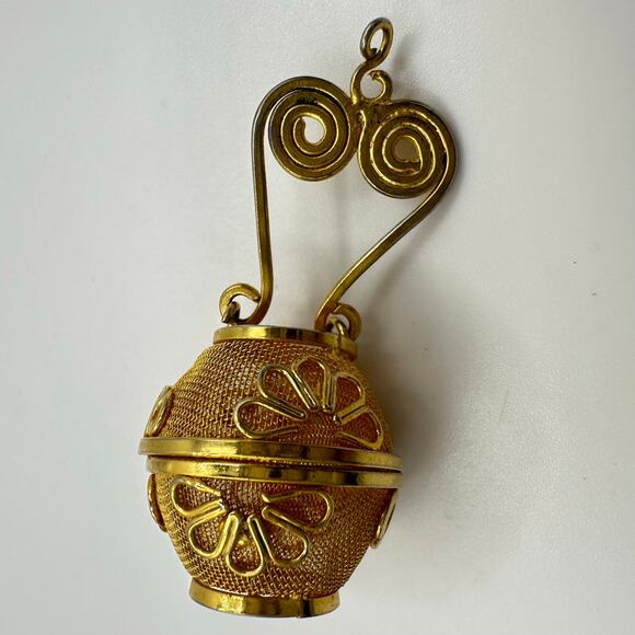 Midcentury Chinese gold plated filigree mesh lantern secret locket box pendant - Picture 3 of 8